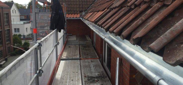 Dachpfannen wieder fachgerecht einbauen